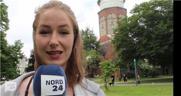 Felicia Holst präsentiert sich souverän am Mikrofon.  Sie stellt den Wetterbericht vor.