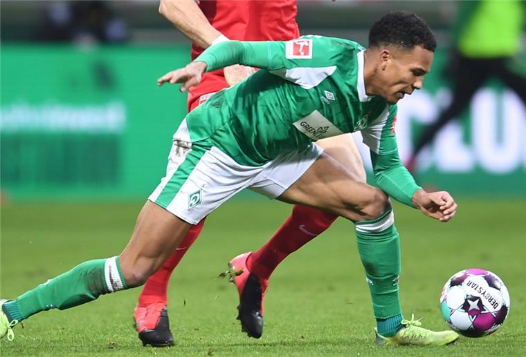Fußball: Bundesliga, Werder Bremen - FC Augsburg, 16. Spieltag. Bremens Felix Agu (r) kämpft gegen Augsburgs Daniel Caligiuri um den Ball. 