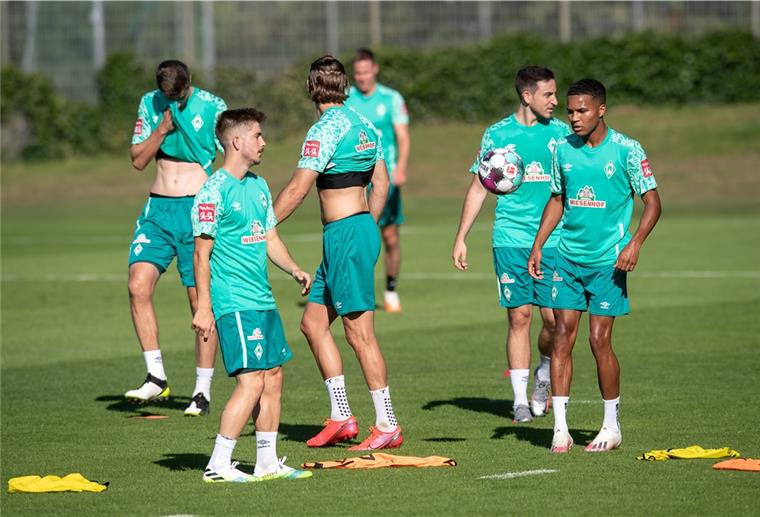 Werder: Ganze Mannschaft nach Corona-Fall isoliert Spieler von Werder Bremen spielen Fußball auf einem Trainingsplatz.