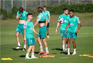 Spieler von Werder Bremen spielen Fußball auf einem Trainingsplatz. 
