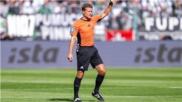 Felix Brych ist nach seinem Comeback jetzt Bundesliga-Rekordschiedsrichter.