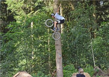 Felix Kirch flog bei seinen BMX-Showvorführungen in beachtlicher Höhe durch die Luft und zeigte dabei akrobatische Einlagen. 