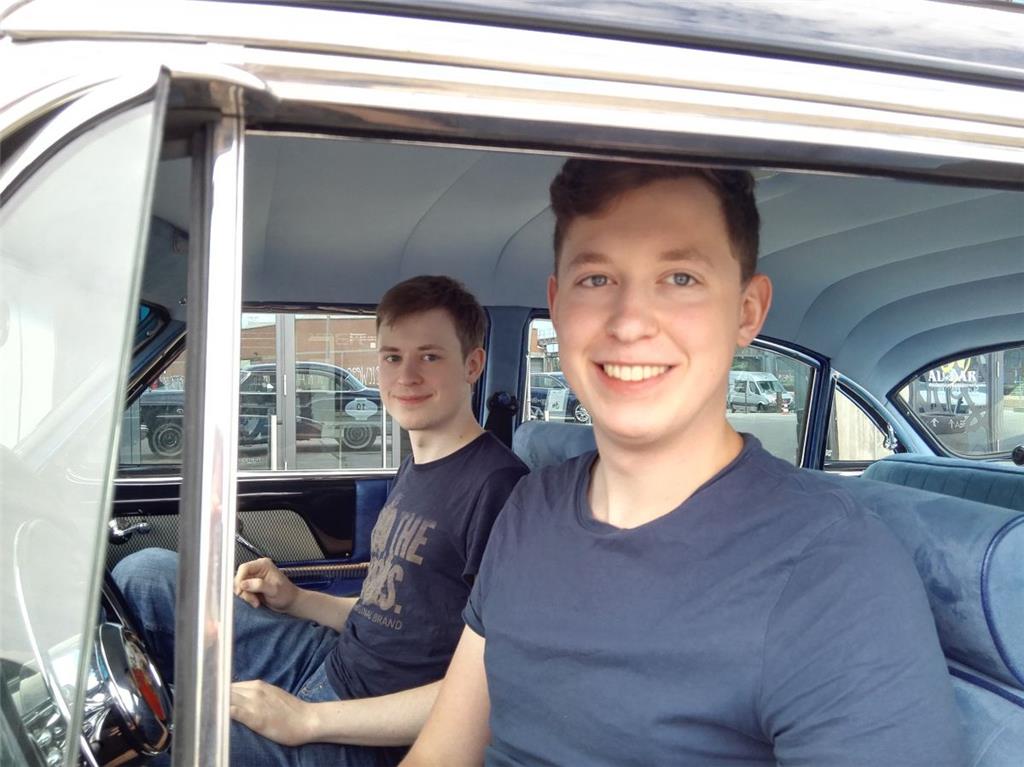 Felix (links) und Justus Wächter fahren den Buick Eight ihres Vaters.