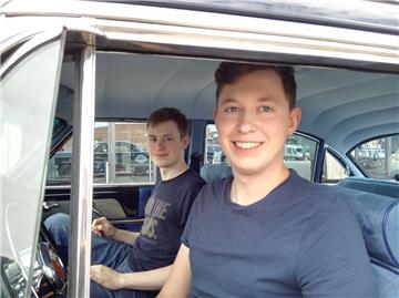 Felix (links) und Justus Wächter fahren den Buick Eight ihres Vaters.