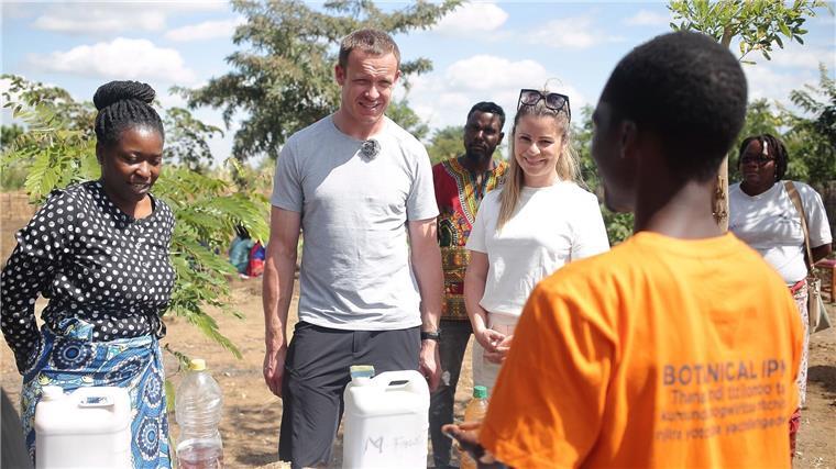 Felix Loch und seine Frau Lisa besuchen ein Projekt der Kinderrechtsorganisation Plan International in Malawi.
