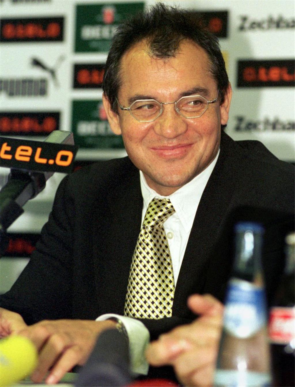 Felix Magath löste am 22. Oktober 1998 den glücklosen Sidka ab und trainierte di...