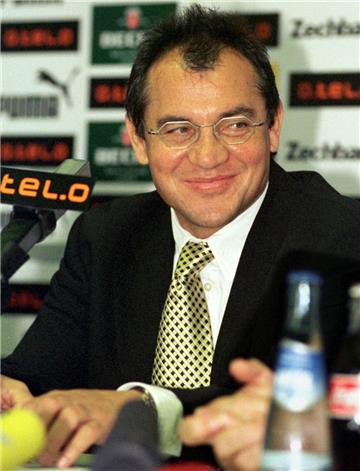 Felix Magath löste am 22. Oktober 1998 den glücklosen Sidka ab und trainierte di...