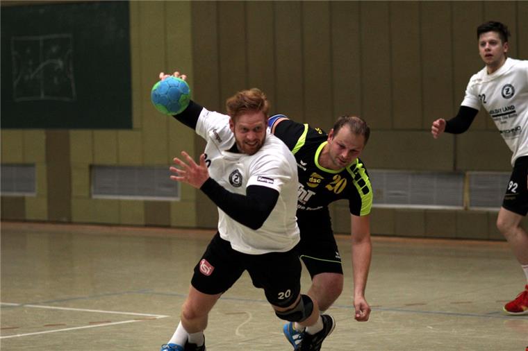 Von wegen Angstgegner: Zevens Handballer siegen in Horneburg klar Felix Naerger (links) erzielte beim klaren 36:23-Erfolg der Zevener Handballer in Horneburg acht Treffer.