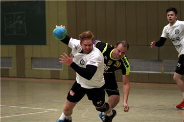 Felix Naerger (links) erzielte beim klaren 36:23-Erfolg der Zevener Handballer in Horneburg acht Treffer.  