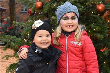 Felix und Emily Schmöe haben sichtlich Spaß auf dem Weihnachtsmarkt.