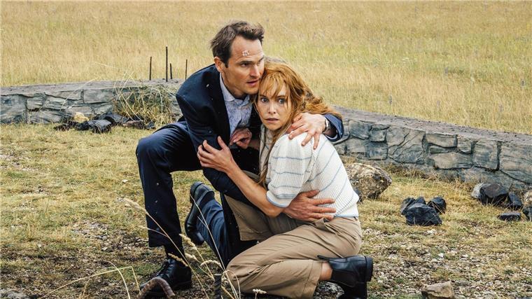Der Pfarrer ist tot: Franken-„Tatort“ als Melodram Felix Voss (Fabian Hinrichs) und Eva Hentschel (Sina Martens) gehen in Deckung.