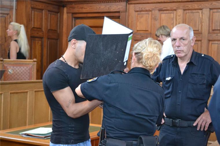 Mordprozess: Opfer wehrt sich gegen "Lügen" des Angeklagten Verkehrte Welt: Ferdi M. entschuldigt sich bei seinen Opfern, quält sie aber weiter, in dem er sie als Angreifer darstellt: "Alles Lüge", sagt jetzt eines der Opfer im Mordprozess.