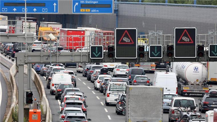 Wochenende startet mit Staus im Norden Ferienverkehr sorgt für volle Straßen im Norden. (Archivbild)