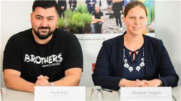 Ferit Kilic, Brothers-Teamleiter, und Wiebke Osigus (SPD), Europaministerin Niedersachsen, sprechen bei der Vorstellung des Gewaltpräventionsprojekt Brothers.