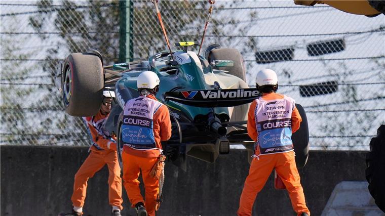 Fernando Alonso rutscht mit seinem Aston Martin ins Kiesbett.