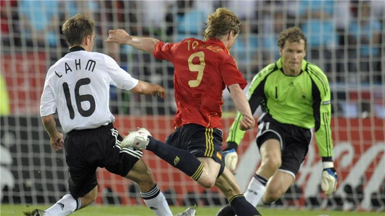 Von Paris bis in die Wüste: Die wichtigsten Spanien-Duelle Fernando Torres schoss Spanien im EM-Finale 2008 gegen Deutschland zum EM-Titel.