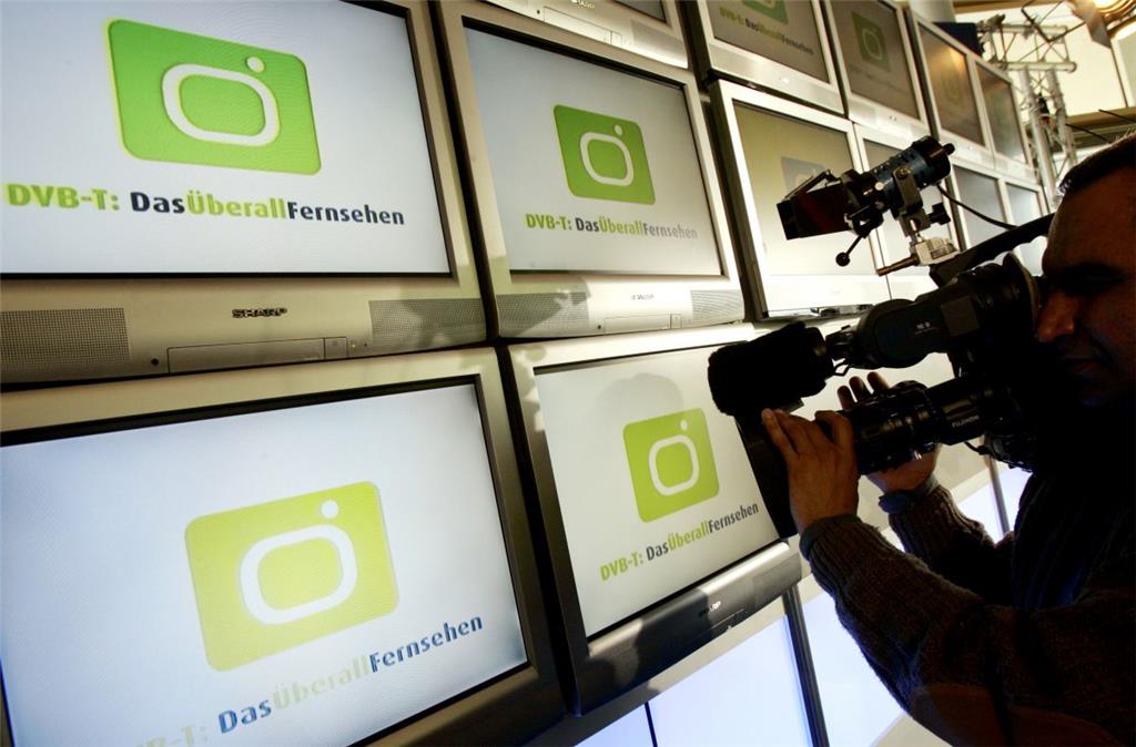 Fernsehen: Etliche Bürger, die ihr Programm noch über Antenne empfangen, müssen sich im Frühjahr umstellen. In der Nacht zum 29. März 2017 wird das Sendesignal in vielen Regionen vom bisherigen Standard DVB-T auf den neuen Standard DVB-T2 HD umgestellt. Wer dafür nicht vorgesorgt und sich etwa eine zusätzliche Settop-Box besorgt hat, wird dann über das digitale Antennen-Fernsehen keinen Empfang mehr haben. Mit der Umstellung wird es erstmals möglich sein, Fernsehen über Antenne in HD-Qualität zu empfangen. Bis Mitte 2019 soll die Umstellung bundesweit abgeschlossen sein. In ersten Ballungsgebieten sind sechs Programme in DVB-T2 HD bereits seit Mai im Testbetrieb verfügbar.