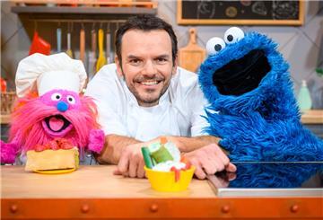 Fernsehkoch Steffen Henssler zwischen den Puppen Gonger (links) und Krümelmonster