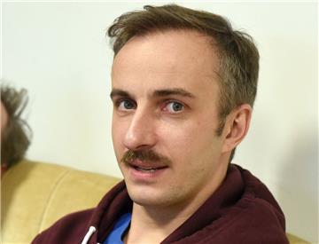 Fernsehmoderator Jan Böhmermann hat Kanzlerin Angela Merkel (CDU) wegen ihrer kritischen Einschätzung seines "Schmähgedichts" auf den türkischen Präsidenten Recep Tayyip Erdogan verklagt.