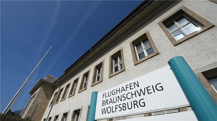 Flugsicherung aus der Ferne - Braunschweig steuert Emden mit Fernüberwachung von kleineren Flugplätzen wie in Emden von größeren Standorten wie Braunschweig-Wolfsburg aus könnte künftig häufiger der Fall sein. (Archivbild)