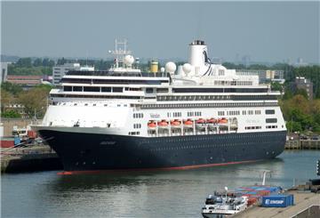 Das Kreuzfahrtschiff "Volendam" in einem Hafen. 