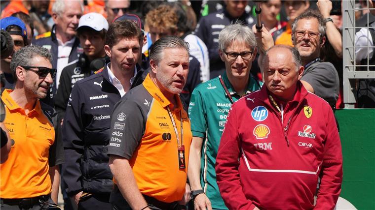 Ferrari-Teamchef Frederic Vasseur (r.) setzt auf Zweck-Optimismus.