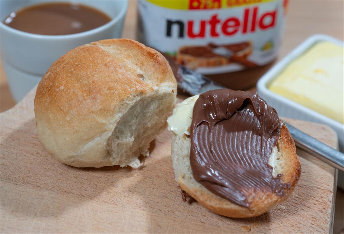Nach 60 Jahren: Ferrero macht etwas, das niemand für möglich hielt Nutella-Brötchen auf einem Tisch. Ferrero bringt mit „Nutella Peanut“ erstmals eine neue Sorte auf den Markt – mit Erdnuss! Vorerst ist der Launch nur in den USA geplant.