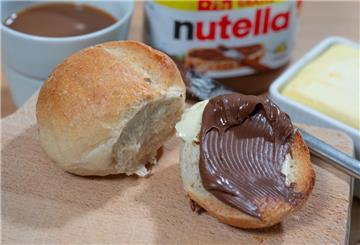 Nutella-Brötchen auf einem Tisch. Ferrero bringt mit „Nutella Peanut“ erstmals eine neue Sorte auf den Markt – mit Erdnuss! Vorerst ist der Launch nur in den USA geplant.