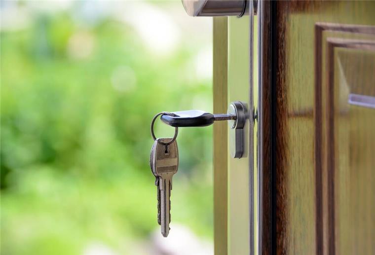 Traumhaus in kurzer Zeit: Die Stärken der Fertighäuser Schlüssel steckt im Schlüsselloch