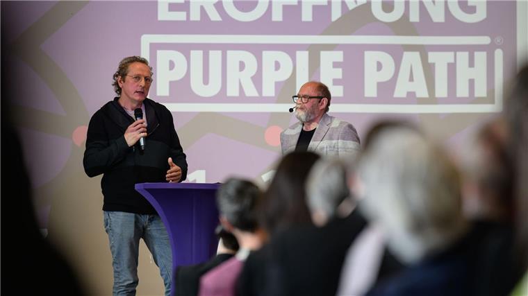 Größtes Projekt von Chemnitz als Kulturhauptstadt nun offen Festakt zur Eröffnung des „Purple Path“: Kurator Alexander Ochs im Gespräch mit dem Künstler Olaf Holzapfel.