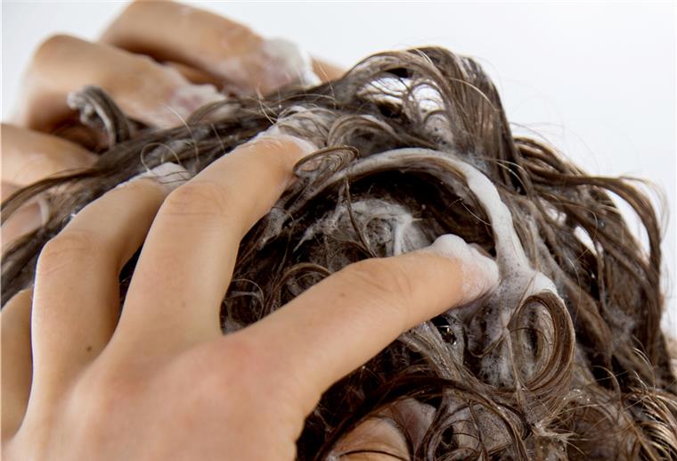 Feste Shampoos und Haarseife ähneln sich zwar auf den ersten Blick, Letztere werden aber mit Lauge verseift.