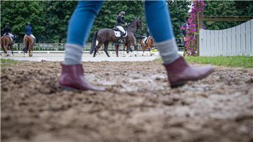 Festes Schuhwerk ist beim Reiten immer sinnvoll - erst recht, wenn es so regnerisch ist.