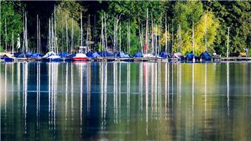 Festgemachte Segelboote liegen an einem Steg im Maschsee.