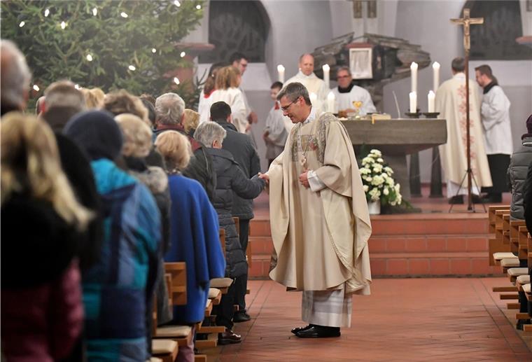 Festgottesdienst im rappelvollen Gotteshaus, Händereichen unterm Christbaum: Was vor einem Jahr noch möglich war - hier der Besuch des katholischen Hildesheim Bischofs im „Leher Dom“ - ist in diesem Jahr vollkommen unmöglich geworden.