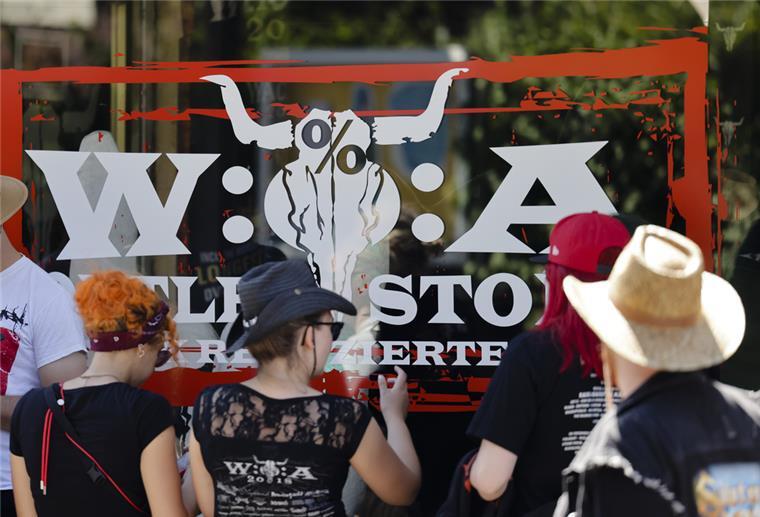 Festival-Besucher stehen Schlange vor dem Festival-Shop. Nach pandemiebedingter Pause findet vom 4. bis 6. August 2022 wieder das Heavy-Metal-Festival Wacken Open Air in Schleswig-Holstein statt.
