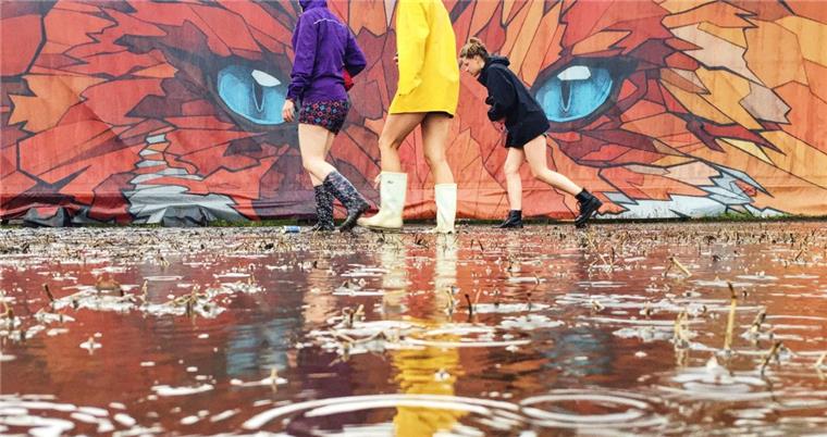 Starker Regen behindert das "Hurricane" Festival-Besucher suchen sich einen trockenen Weg über das "Hurricane"-Gelände - ein schwieriges Unterfangen.