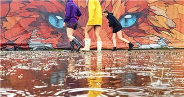 Festival-Besucher suchen sich einen trockenen Weg über das "Hurricane"-Gelände - ein schwieriges Unterfangen. 