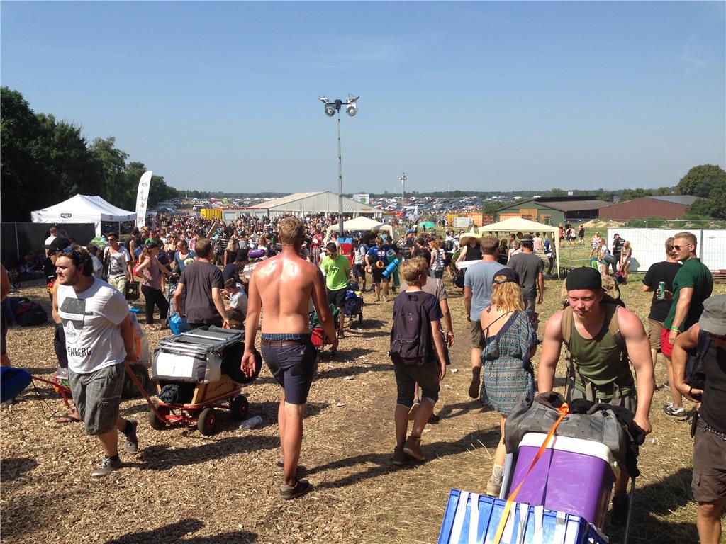 Festival heißt auch schleppen bis der Arzt kommt: Bei Temperaturen von 30 Grad e...