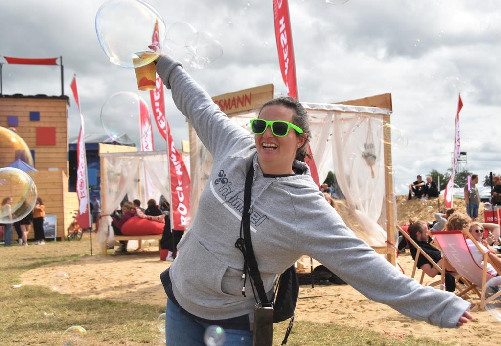 Festivalbesucher erfreuen sich an Seifenblasen.