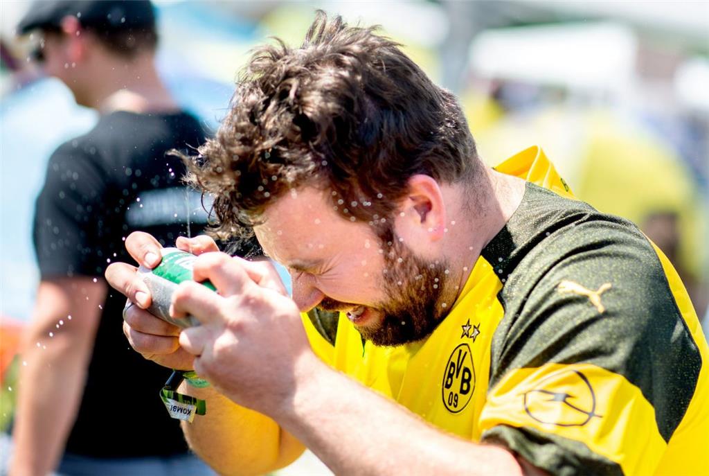 Festivalbesucher Torben öffnet auf dem Zeltplatz des Hurricane Festivals eine Bi...