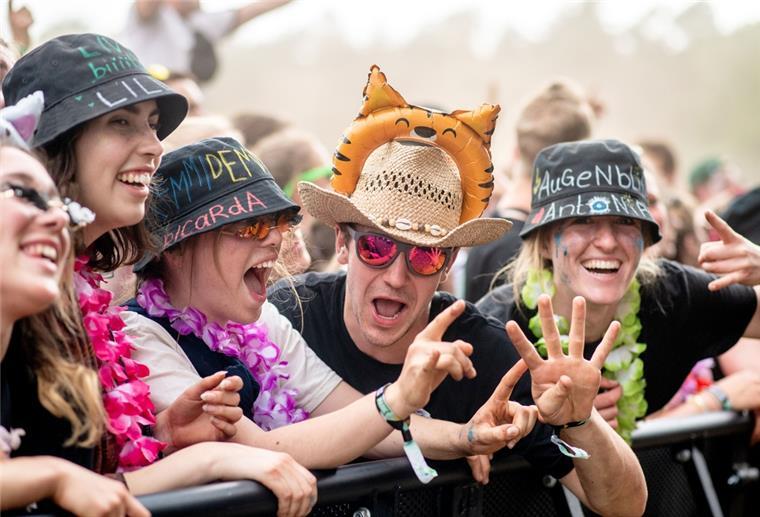Festivalbesucher verfolgen das Konzert der deutschen Band „Giant Rooks“ auf dem Hurricane Festival. Das Open-Air-Festival mit rund 78 000 Besuchern pro Tag findet vom 17. bis zum 19. Juni 2022 statt. 