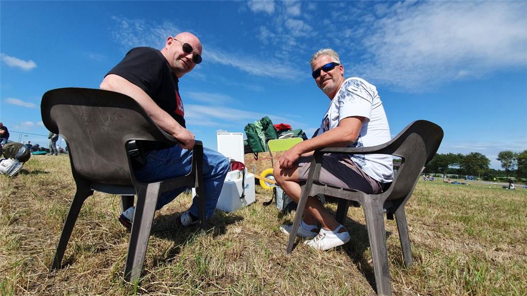 Festivalerfahrene Deichbrand-Fans sorgen vor: Plastikstühle verkürzen das Warten...