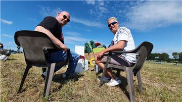 Festivalerfahrene Deichbrand-Fans sorgen vor: Plastikstühle verkürzen das Warten...