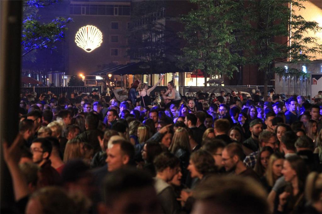 Festivalstimmung unter dem Sternenhimmel.