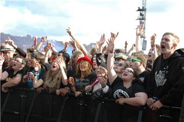 Festivalstimmung: Vor der Bühne wird ordentlich abgerockt.