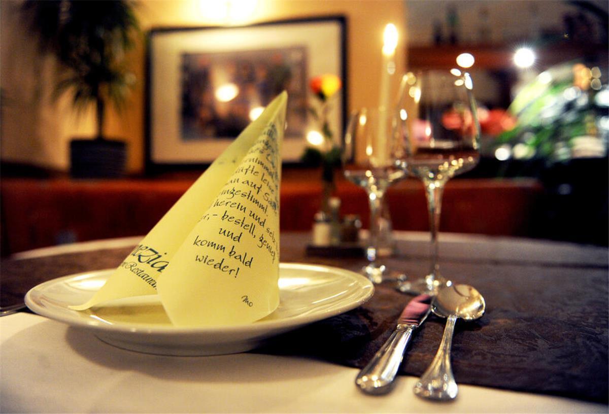 Festessen im Battle: Was kommt bei euch am Heiligabend auf den Tisch? Festlich gedeckt ist die Weihnachtstafel. (Symbolbild)