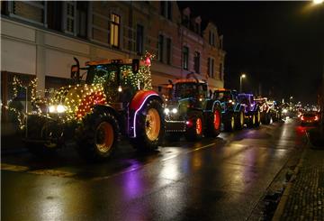 Festliche Stimmung verbreiteten die glitzernden Trecker.