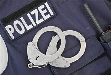 ARCHIV - 27.08.2024, Brandenburg, Potsdam: Auf einer Sicherheitsweste der Polizei liegen Handschellen und an der Seite ist ein Funkgerät zu erkennen. (zu dpa: «Dieb in Hildburghausen auf frischer Tat ertappt») Foto: Patrick Pleul/dpa +++ dpa-Bildfunk +++