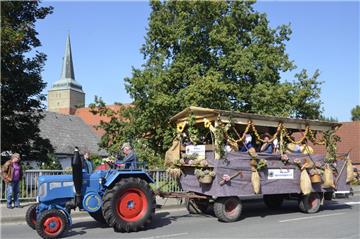 Festwagen um Festwagen zog an der Wremer Kirche vorbei. Foto Ulich