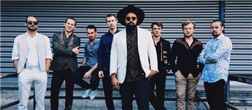 Fette Beats, schneidende Bläsersätze und eine mitreißende Soulstimme: Fatcat aus Freiburg (Sonnabend, 6.7., 23 Uhr, Bremen-Eins-Zelt) stehen für kraftvollen Funk, Soul und R&B, garniert mit Disco- und Rock-Elementen.